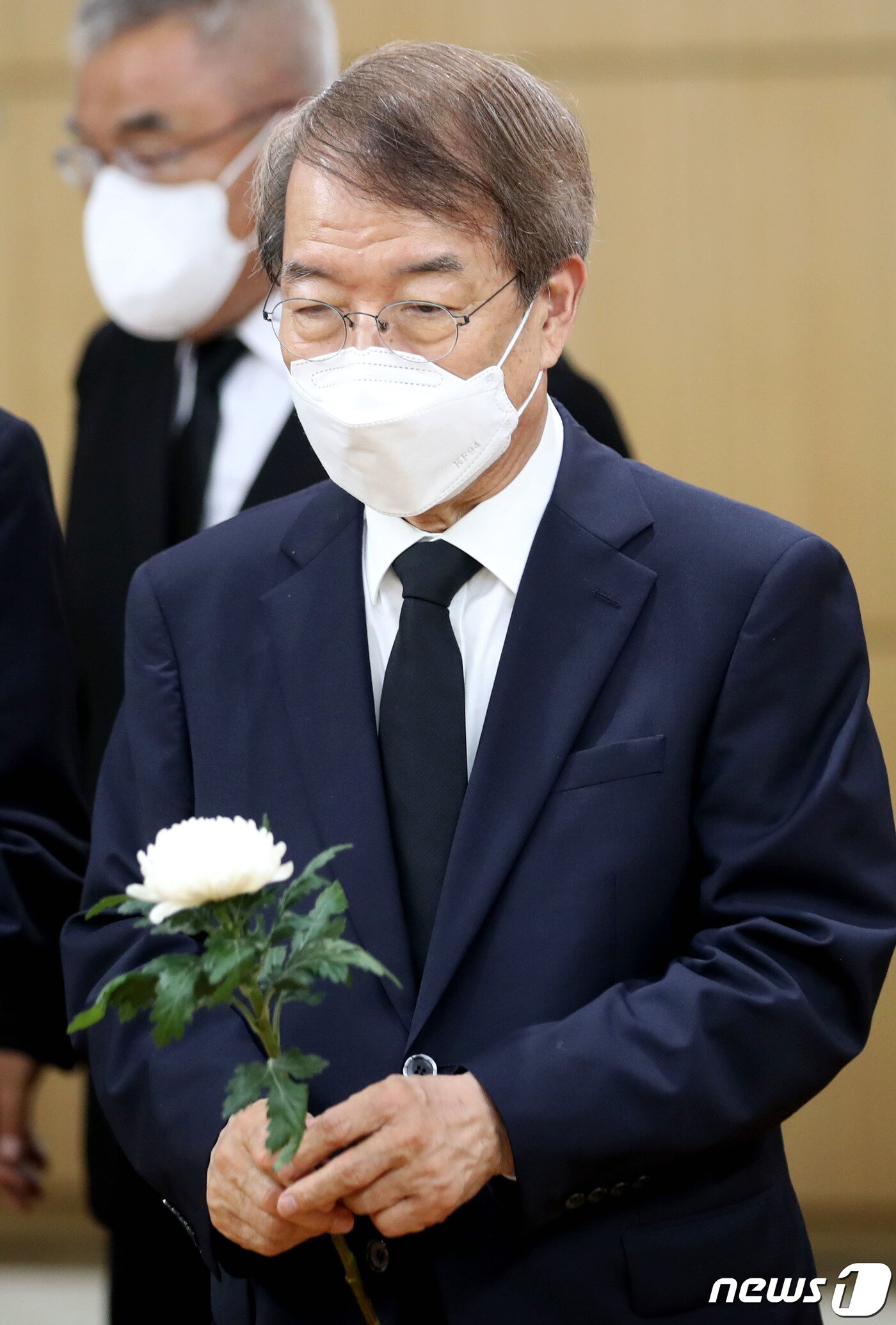 본문 이미지 - 정운찬 전 국무총리가 23일 서울 아산병원 장례식장에 마련된 고 조순 전 경제부총리의 빈소를 찾아 조문하고 있다. 2022.6.23/뉴스1 ⓒ News1 이광호 기자