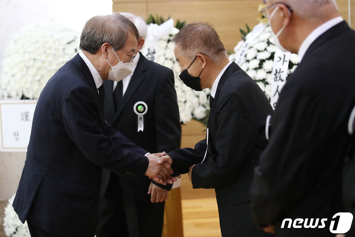 본문 이미지 - 정운찬 전 국무총리가 23일 서울 아산병원 장례식장에 마련된 고 조순 전 경제부총리의 빈소를 찾아 조문을 마친 뒤 유가족을 위로하고 있다. 2022.6.23/뉴스1 ⓒ News1 이광호 기자