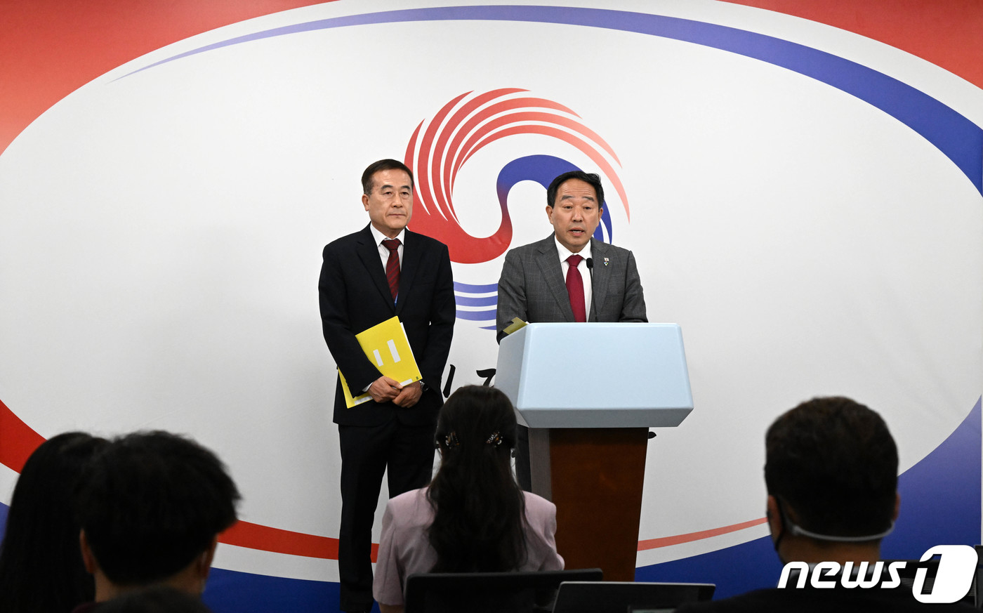 (서울=뉴스1) 안은나 기자 = 강승규 대통령비서실 시민사회수석이 23일 용산 대통령실 오픈라운지에서 대통령실 홈페이지 내 새로운 소통창구인 '국민제안' 코너에 대해 브리핑하고 있 …