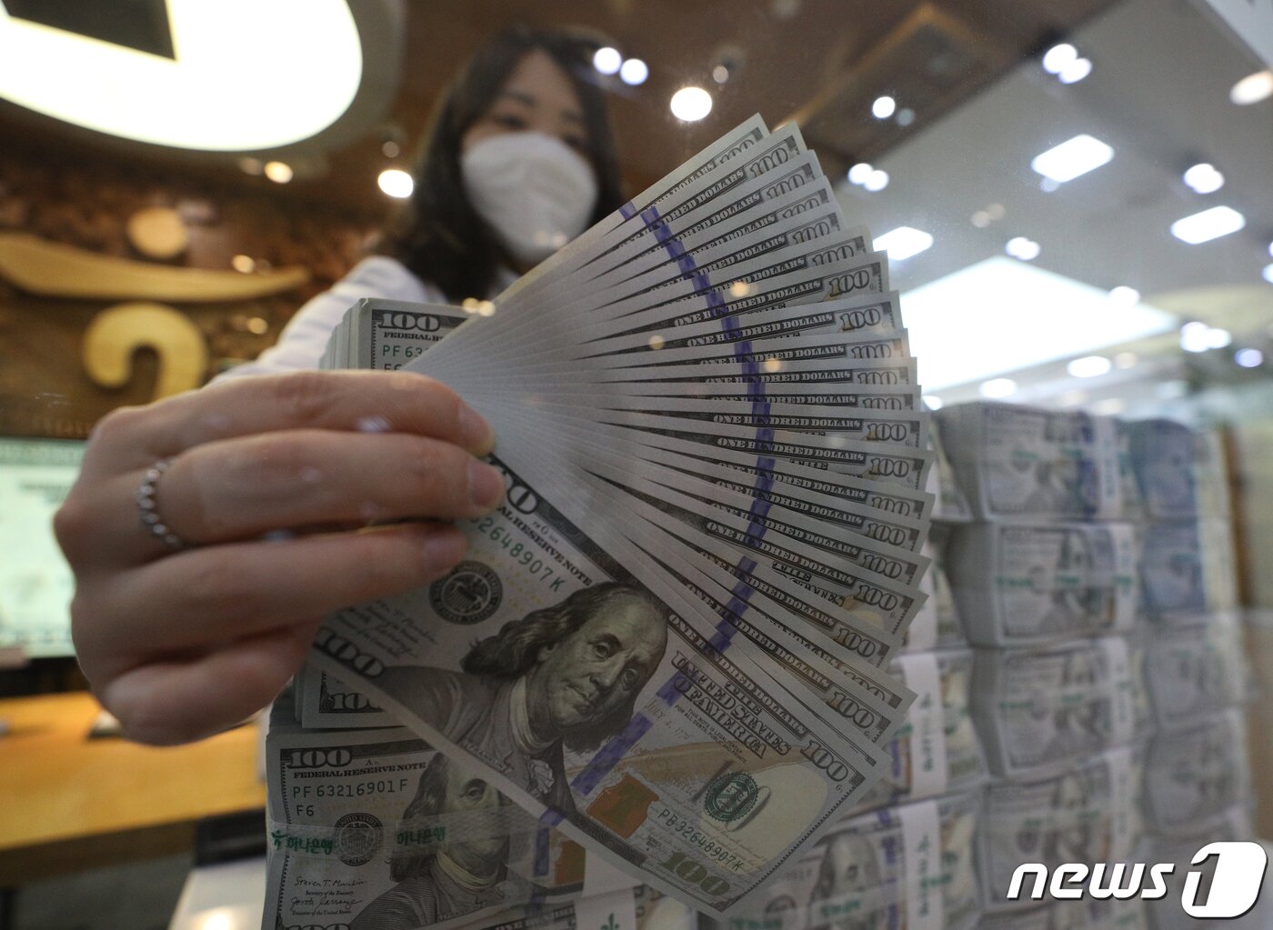 본문 이미지 - 23일 서울 중구 하나은행 위변조대응센터에서 직원이 달러화를 정리하고 있다. 2022.6.23/뉴스1 ⓒ News1 신웅수 기자