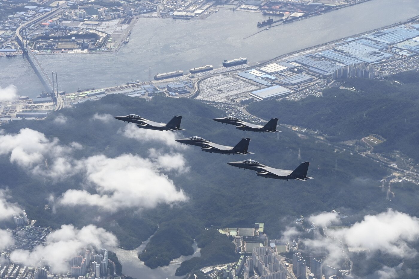 본문 이미지 - 공군 F-15K 전투기 편대가 울산 온산공단 상공에서 초계비행하고 있다. &#40;공군 제공&#41;ⓒ 뉴스1