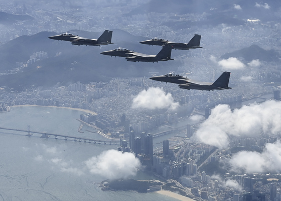 공군 F-15K 전투기 편대가 부산 상공을 초계비행하고 있다. (공군 제공)© 뉴스1