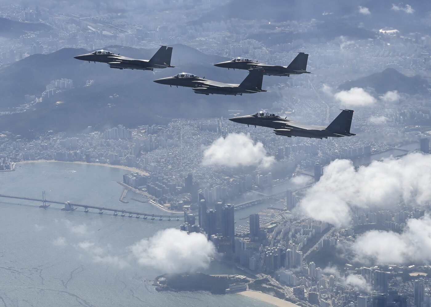본문 이미지 - 공군 F-15K 전투기 편대가 부산 상공을 초계비행하고 있다. &#40;공군 제공&#41;ⓒ 뉴스1