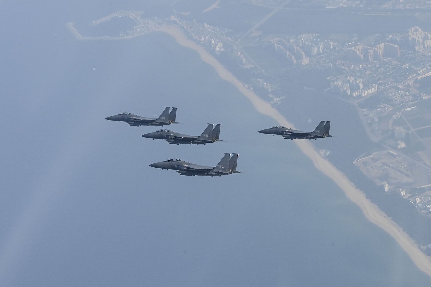 본문 이미지 - 공군 F-15K 전투기 편대가 강원도 경포해안 상공을 비행하고 있다. &#40;공군 제공&#41;ⓒ 뉴스1