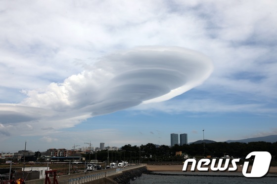 UFO 닮은 렌즈구름