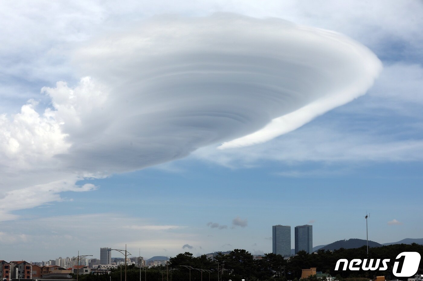 본문 이미지 - 2022년6월23일 오후 제주시 이호해수욕장 하늘에 바람이 강한 날씨에 형성되는 '렌즈구름'이 떠올라 눈길을 끌고 있다. 렌즈구름은 덥고 습한 공기가 한라산을 넘어가면서 만들어진다. 2022.6.23/뉴스1 ⓒ News1 고동명 기자
