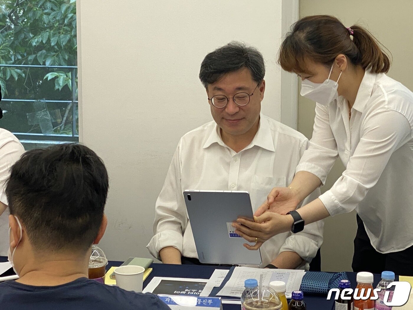 본문 이미지 - 박윤규 과학기술정보통신부 제2차관이 사용자 얼굴을 인식해 감정, 집중도 등을 분석하는 감성 AI 엔진을 시연하고 있다. 2022.6.23/뉴스1 ⓒ News1 이기범 기자