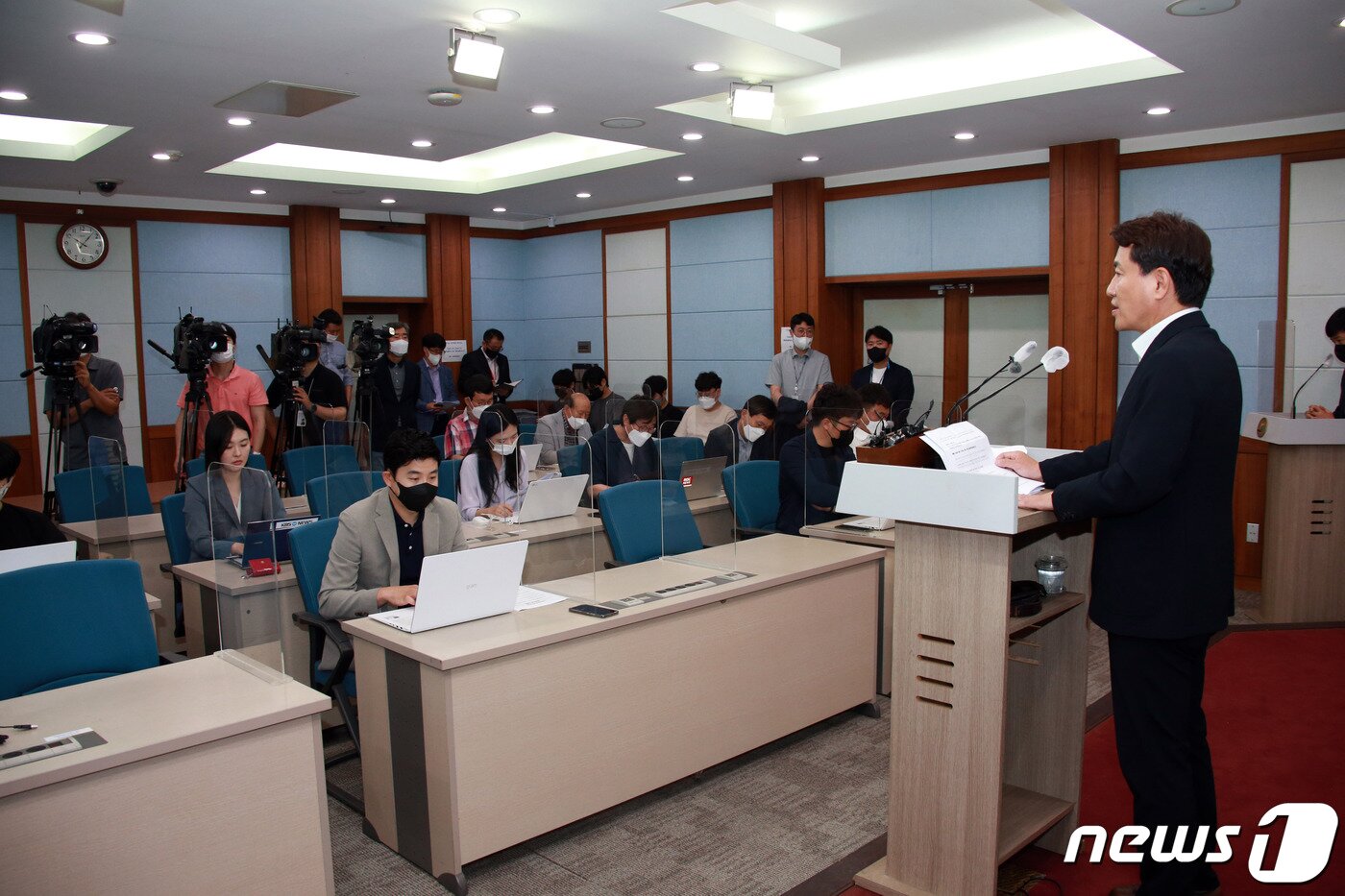 본문 이미지 - 김진태 강원도지사 당선인이 23일 강원도청 브리핑룸에서 기자회견을 열고 혈세 낭비 사업에 대한 고강도 구조조정을 예고했다.&#40;강원도지사 인수위 제공&#41; 2022.6.23/뉴스1