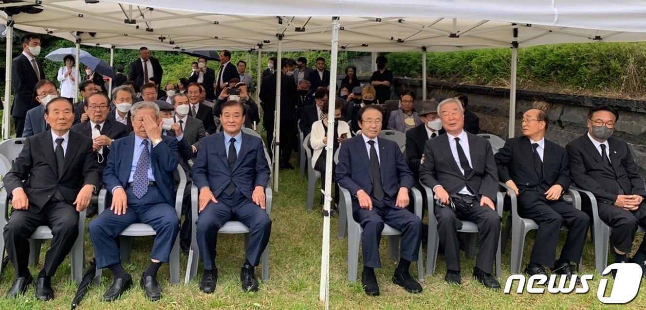 본문 이미지 - 김종필 전 국무총리 4주기 추도식이 23일 충남 부여군 외산면 묘소에서 강창희 전 국회의장&#40;왼쪽 세 번째&#41;, 정진석 국회부의장&#40;맨 오른쪽&#41;, 심대평 전 충남지사&#40;오른쪽 두 번째&#41; 등이 참석한 가운데 열렸다. ⓒ뉴스1