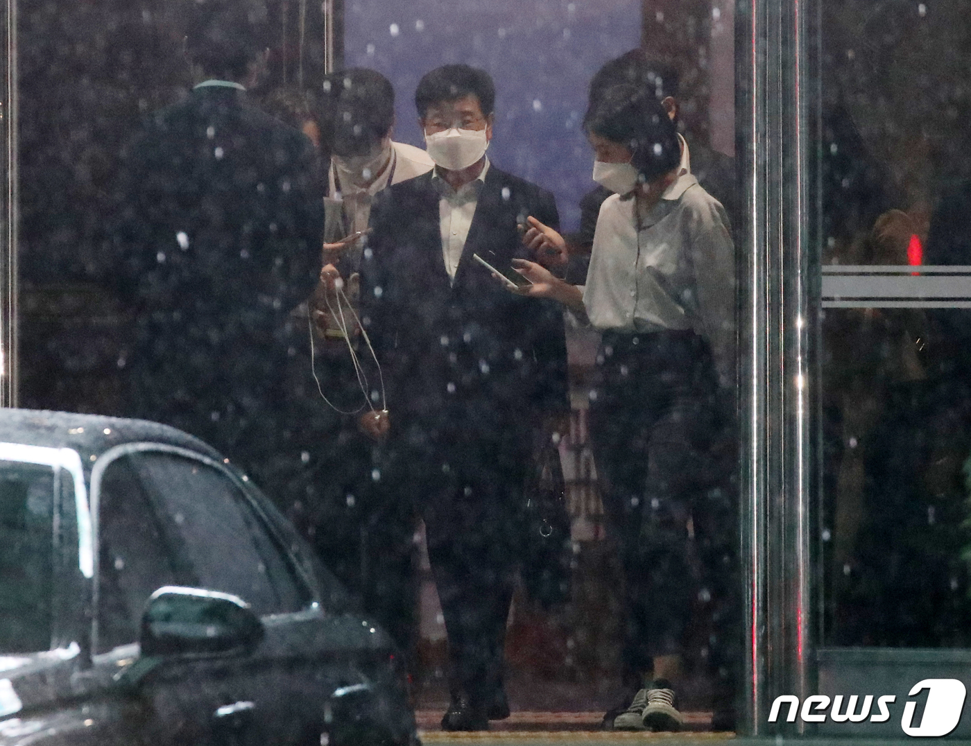 (서울=뉴스1) 김진환 기자 = 김창룡 경찰청장이 23일 오후 서울 서대문구 경찰청에서 퇴근하는 중 취재진의 질문을 받고 있다. 2022.6.23/뉴스1