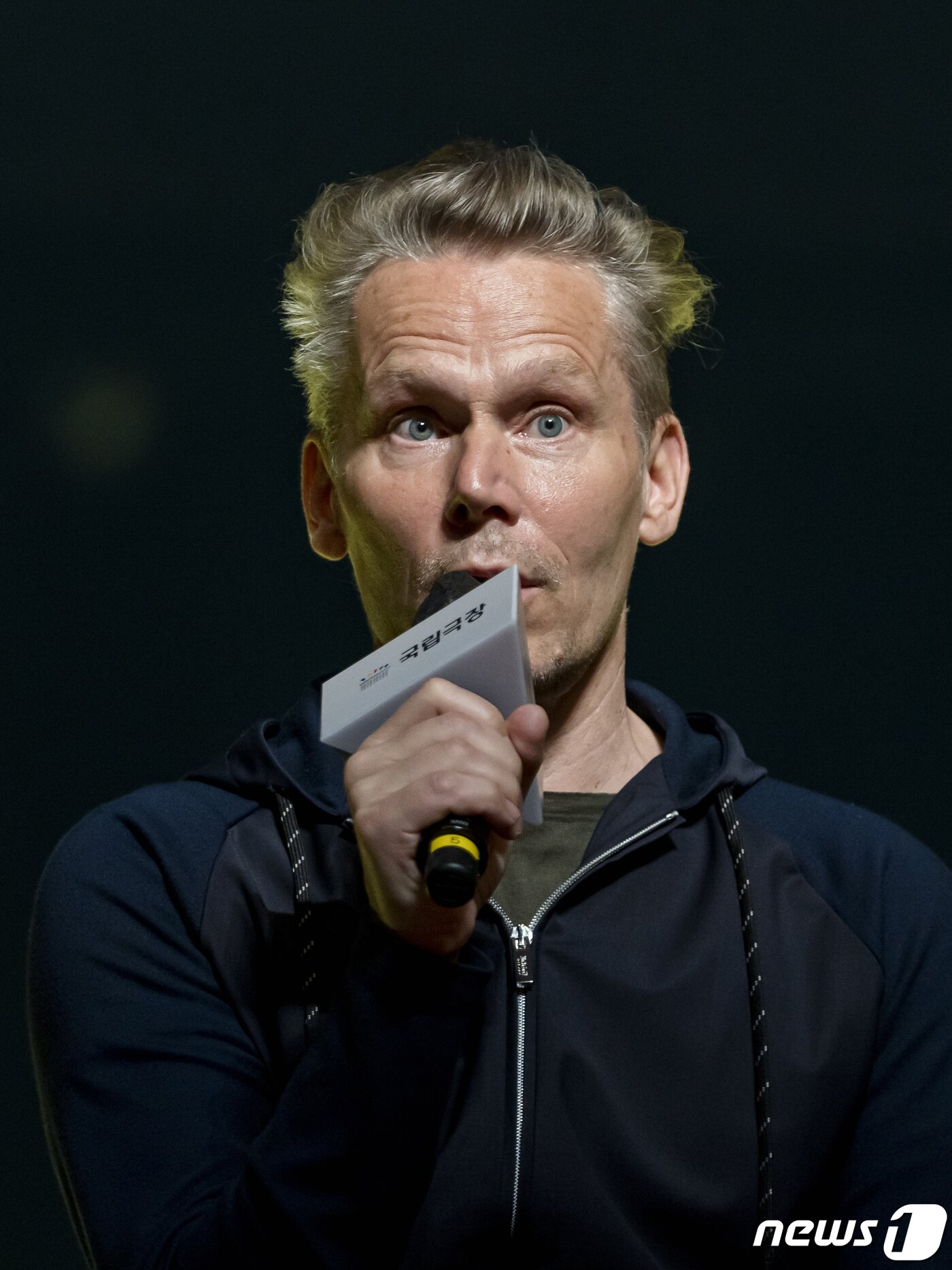 본문 이미지 - 23일 국립극장 해오름극장에서 열린 '회오리' 프레스콜에 참석한 안무가 테로 사리넨. (국립극장 제공)ⓒ 뉴스1