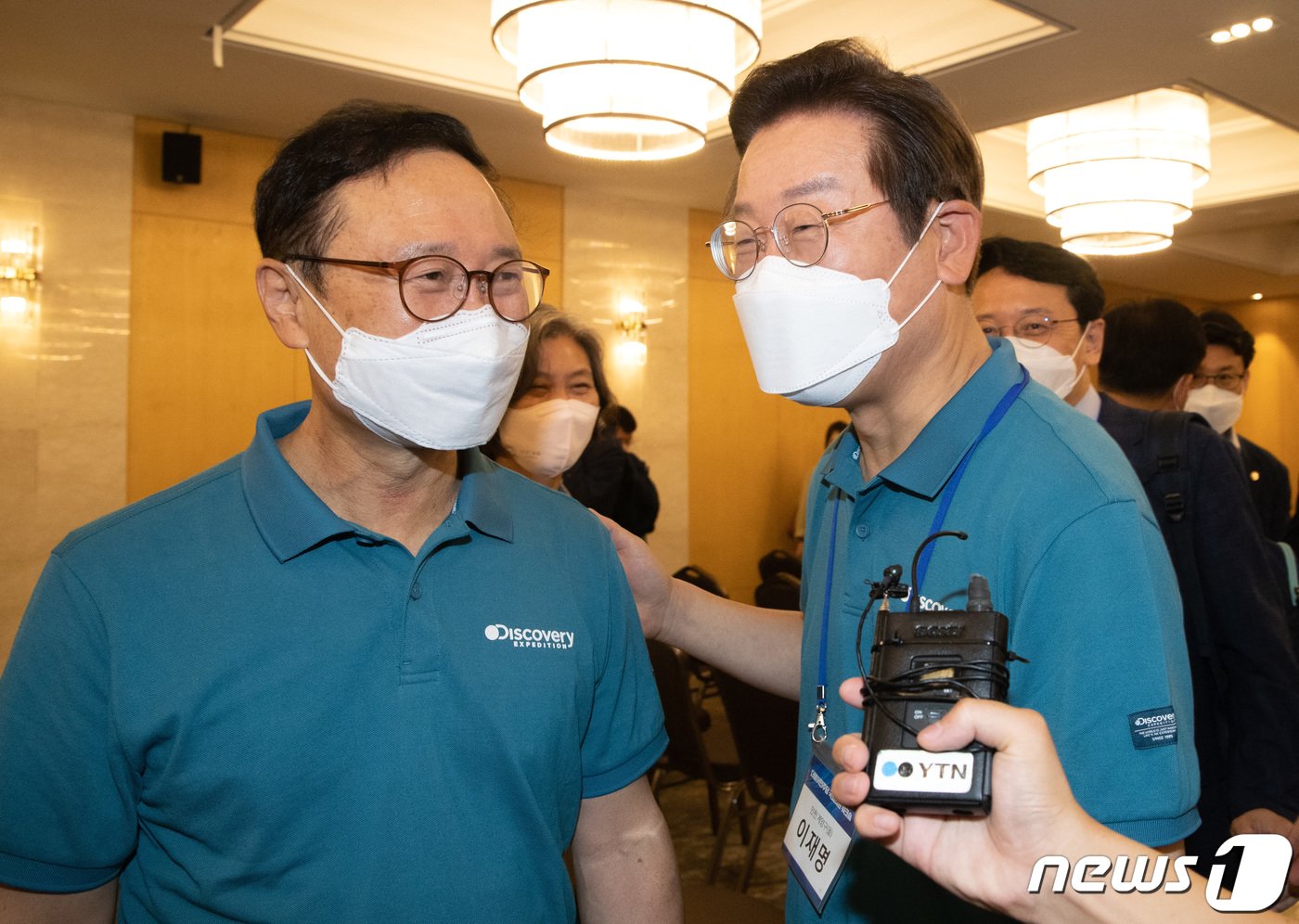 본문 이미지 - 이재명, 홍영표 더불어민주당 의원이 24일 오후 충남 예산군 스플라스 리솜에서 열린 국회의원 워크숍 ‘팀별 토론 결과 종합 발표'를 마친 후 대화하고 있다. 2022.6.24/뉴스1 ⓒ News1 이재명 기자