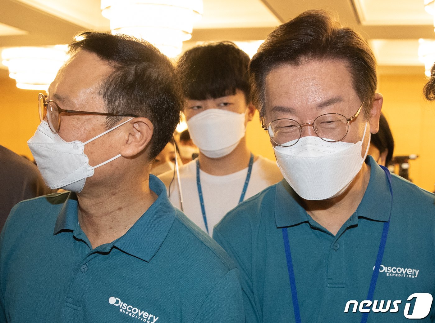 본문 이미지 - 이재명, 홍영표 더불어민주당 의원이 24일 오후 충남 예산군 스플라스 리솜에서 열린 국회의원 워크숍 ‘팀별 토론 결과 종합 발표&#39;를 마친 후 나서고 있다. 2022.6.24/뉴스1 ⓒ News1 이재명 기자