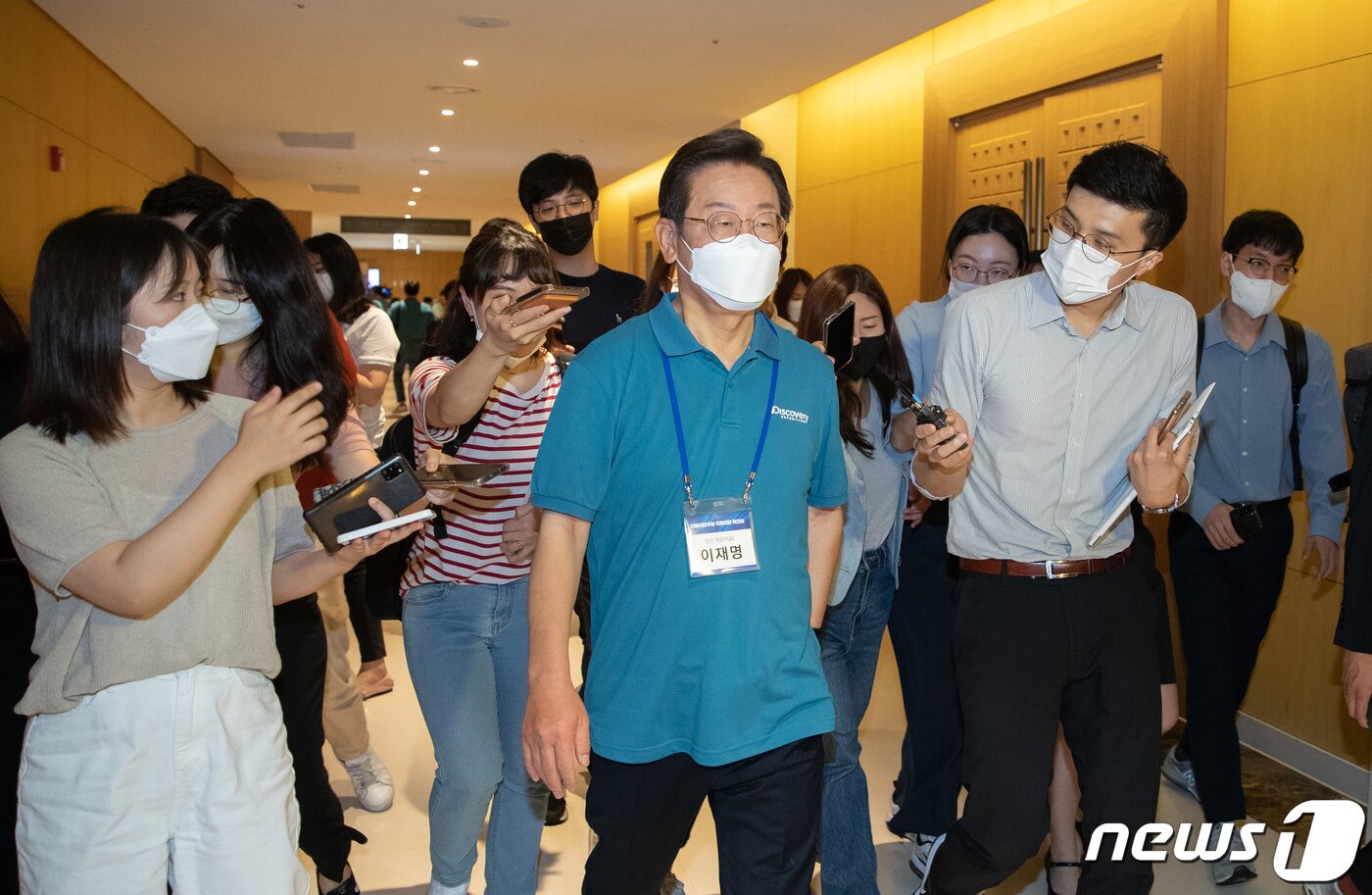 본문 이미지 - 이재명 더불어민주당 의원이 24일 오후 충남 예산군 스플라스 리솜에서 열린 국회의원 워크숍 ‘팀별 토론 결과 종합 발표’를 마친 후 나서고 있다. 2022.6.24/뉴스1 ⓒ News1 이재명 기자