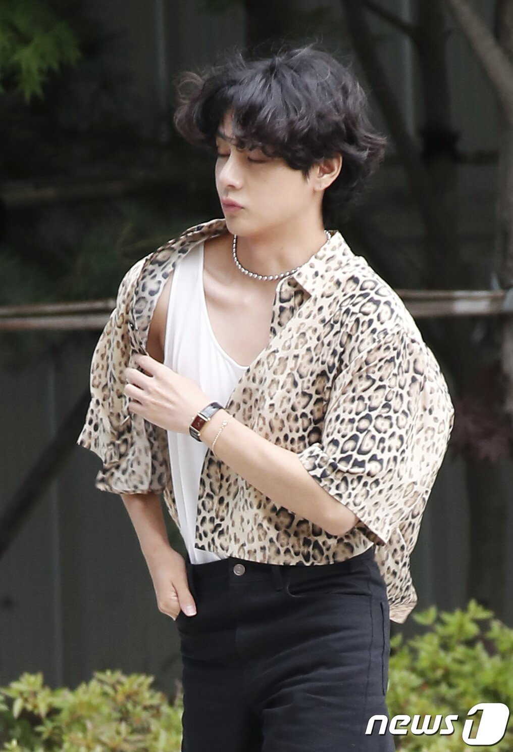 본문 이미지 - 방탄소년단&#40;BTS&#41; 뷔가 패션쇼 참석 차 24일 김포공항을 통해 프랑스 파리로 출국하기 위해 이동하는 도중 겉옷이 바람에 날리자 옷을 끌어 당기고 있다. ⓒ News1 권현진 기자
