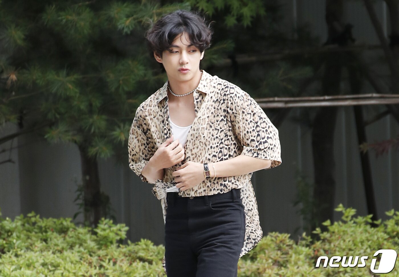 본문 이미지 - 방탄소년단&#40;BTS&#41; 뷔가 패션쇼 참석 차 24일 김포공항을 통해 프랑스 파리로 출국하기 위해 출국장으로 이동하고 있다. ⓒ News1 권현진 기자