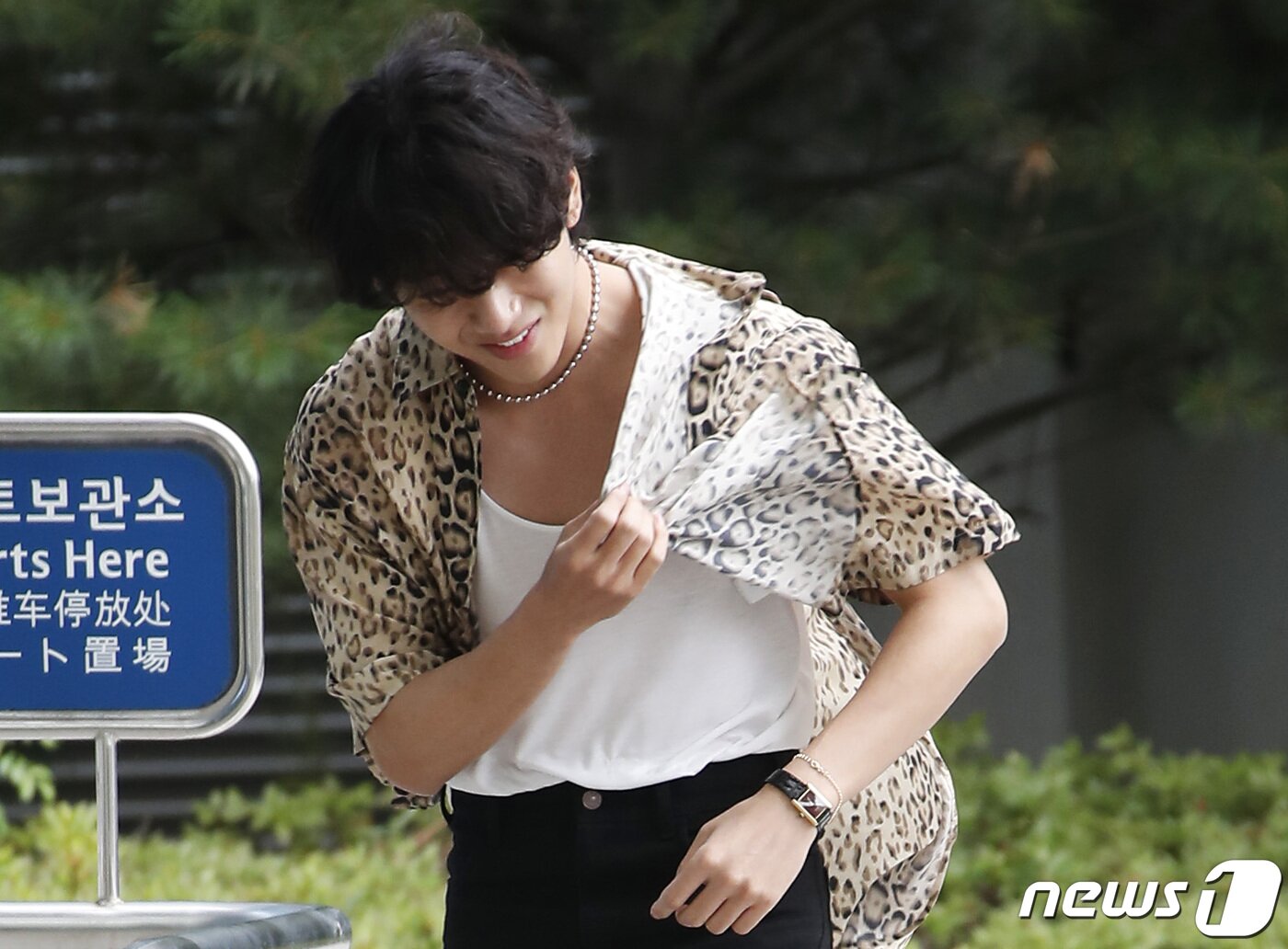 본문 이미지 - 방탄소년단&#40;BTS&#41; 뷔가 패션쇼 참석 차 24일 김포공항을 통해 프랑스 파리로 출국하며 바람에 날리는 겉옷을 잡아당기고 있다. ⓒ News1 권현진 기자
