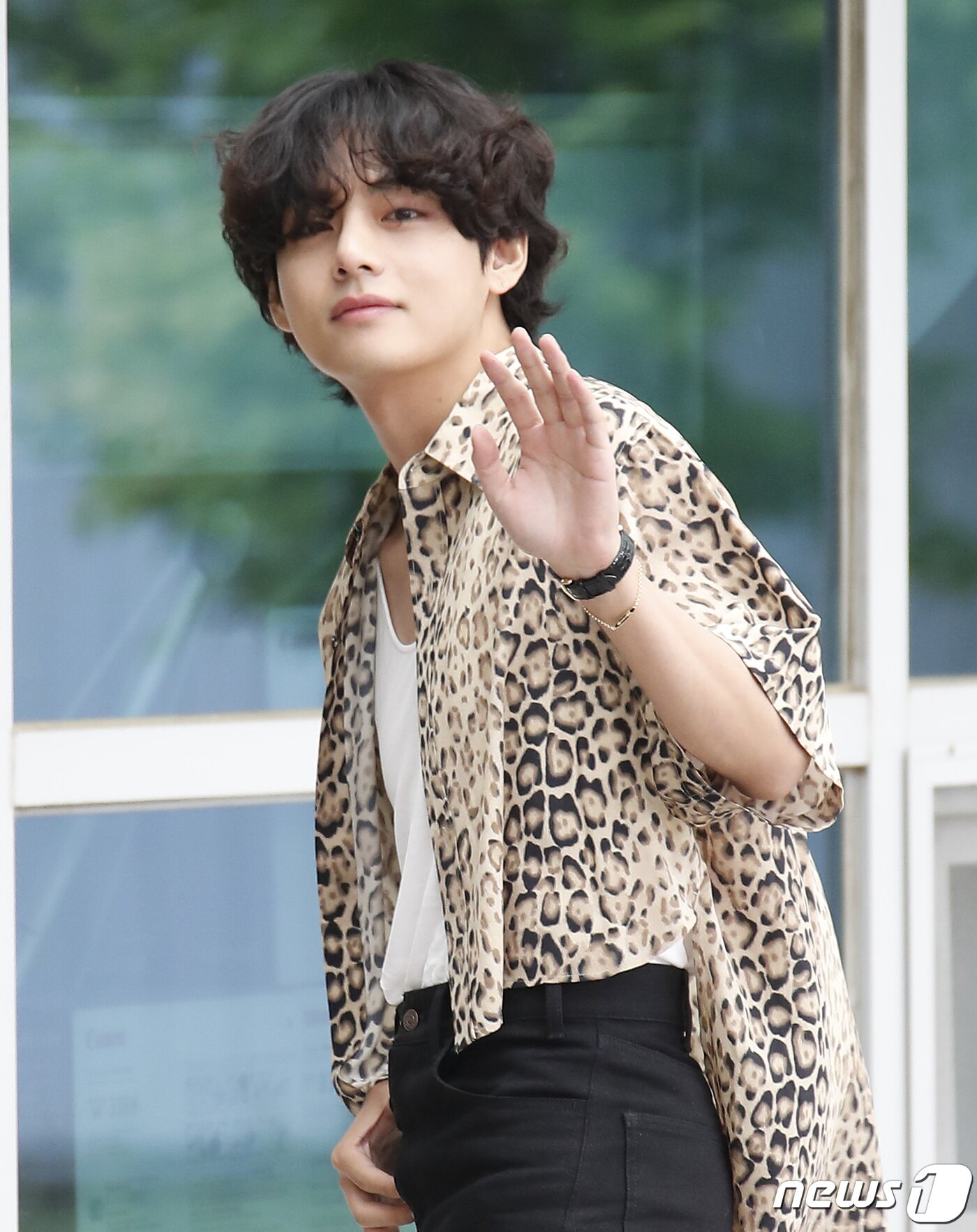 본문 이미지 - 방탄소년단&#40;BTS&#41; 뷔가 패션쇼 참석 차 24일 김포공항을 통해 프랑스 파리로 출국하기 전 손 인사를 하고 있다. ⓒ News1 권현진 기자