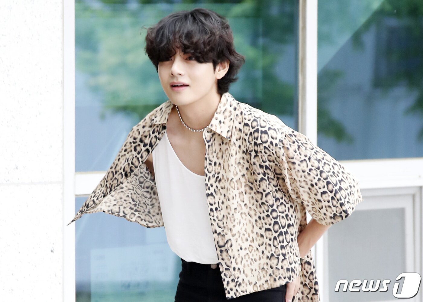 본문 이미지 - 방탄소년단&#40;BTS&#41; 뷔가 패션쇼 참석 차 24일 김포공항을 통해 프랑스 파리로 출국하기 전 팬들에게 인사를 하고 있다. ⓒ News1 권현진 기자
