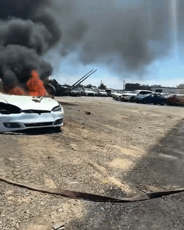 본문 이미지 - 폐차 작업장에서 갑자기 불이 붙은 테슬라. (새크라멘토 메트로 소방구 인스타그램 갈무리) ⓒ 뉴스1