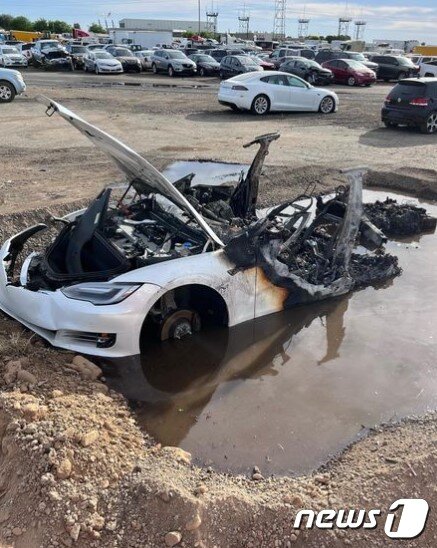 본문 이미지 - 물구덩이에 들어간 후 완전히 불이 꺼진 테슬라. (새크라멘토 메트로 소방구 인스타그램 갈무리) ⓒ 뉴스1