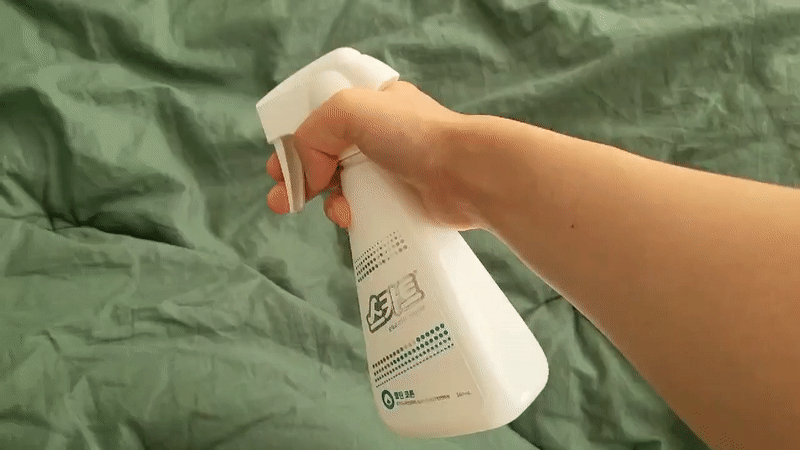 본문 이미지 - 24일 취재진이 이불에 유한킴벌리 스카트 '순하고 깨끗한 섬유탈취제'를 뿌리고 있다. ⓒ 뉴스1 신윤하 기자