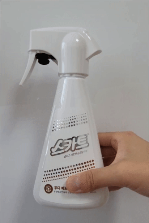 본문 이미지 - 24일 취재진이 이불에 유한킴벌리 스카트 '순하고 깨끗한 섬유탈취제'의 어린이 보호장치를 풀고 있다. ⓒ 뉴스1 신윤하 기자