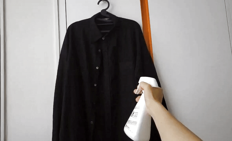 본문 이미지 - 24일 취재진이 옷에 유한킴벌리 스카트 '순하고 깨끗한 섬유탈취제'를 뿌리고 있다. ⓒ 뉴스1 신윤하 기자