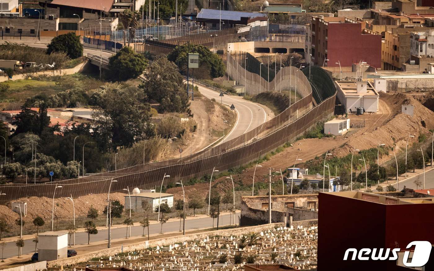본문 이미지 - 북아프리카 스페인령 멜리야와 모로코 국경 모습. 2022. 3. 4. ⓒ AFP=뉴스1 ⓒ News1 최서윤 기자