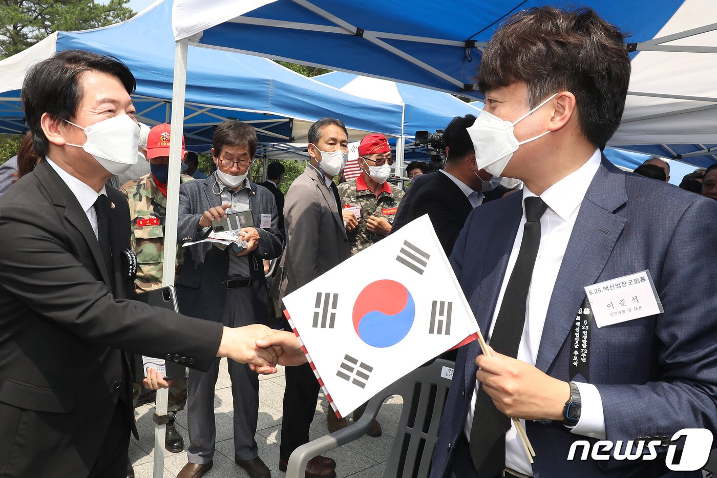 본문 이미지 - 국민의힘 이준석 대표(오른쪽)와 안철수 의원이 25일 오후 경북 칠곡군 다부동전적기념관에서 열린 6.25전쟁 제72주년 '백선엽 장군 서거 2주기 추모 행사'에 참석해 인사를 나누고 있다. 2022.6.25/뉴스1 ⓒ News1 공정식 기자