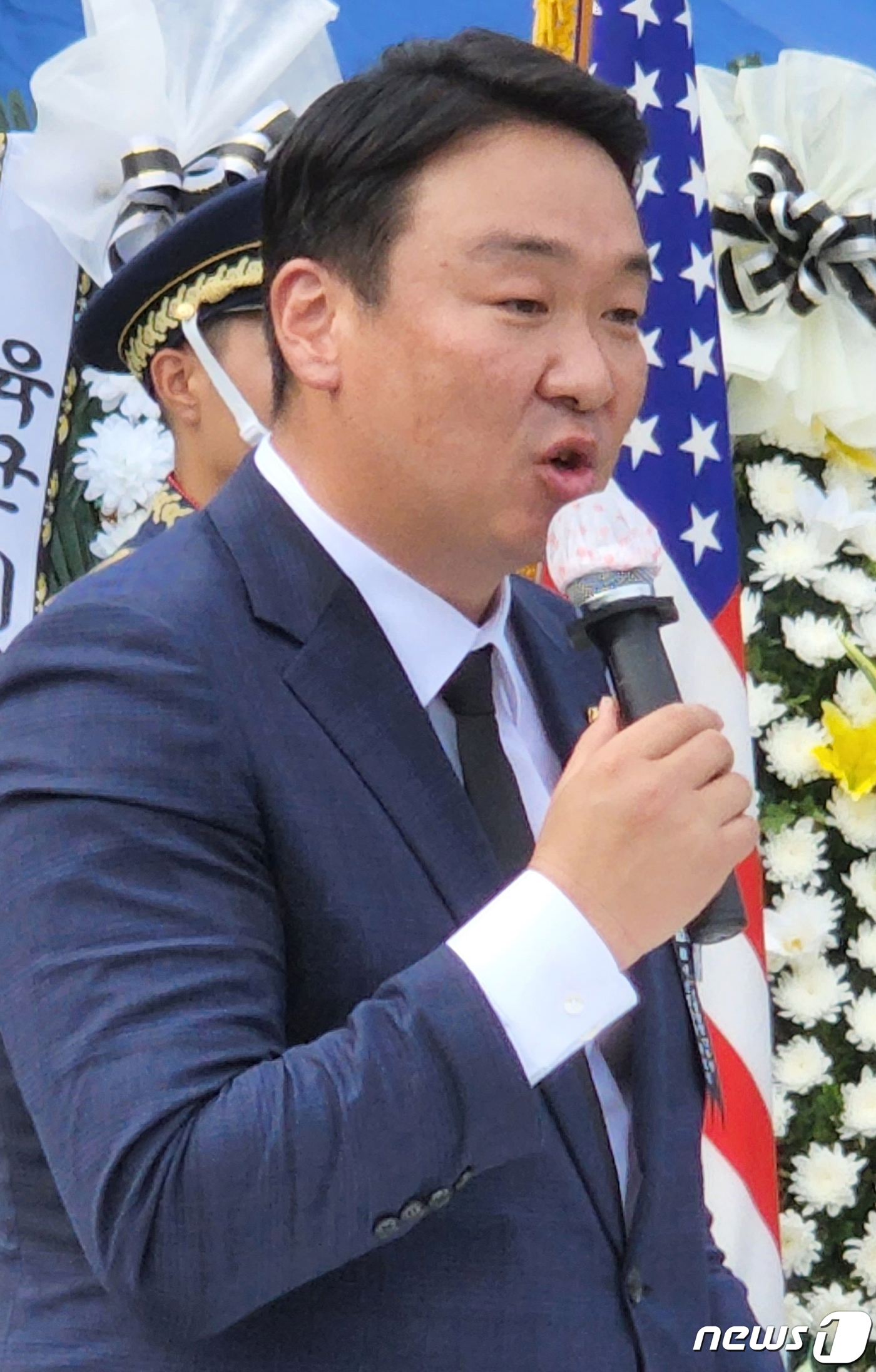 (칠곡=뉴스1) 정우용 기자 = 6·25전쟁 72주년인 25일 경북 칠곡 다부동전적기념관에서 열린 백선엽장군 서거 2주기 추모행사에서 정희용 의원이 추모사를 하고 있다. 정 의원은 …