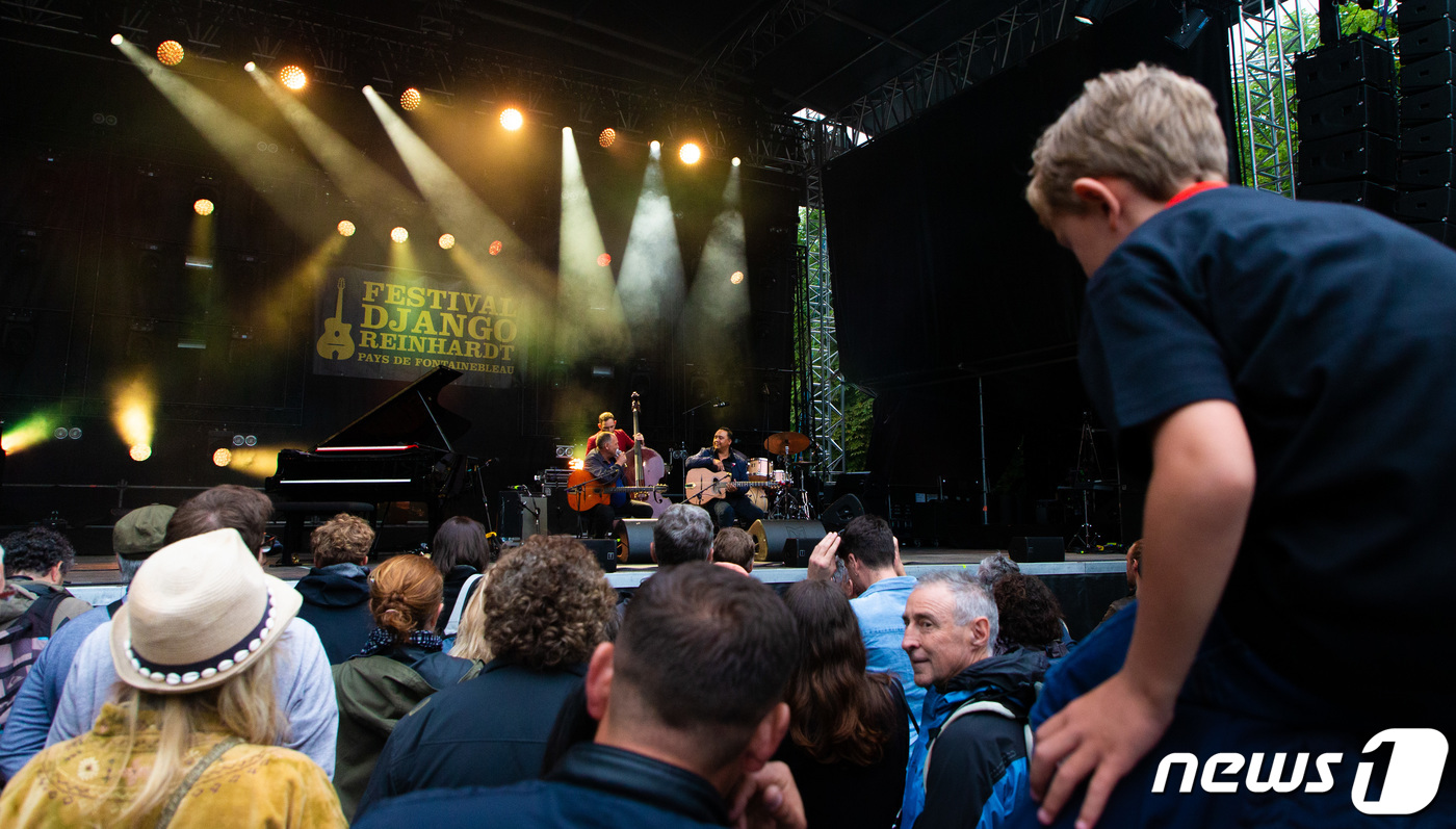 (파리=뉴스1) 이준성 프리랜서기자 = 25일 오후(현지시간) 프랑스 왕의 사냥터로 알려진 퐁텐블로(Fontainbleau) 인근 사모아 쉬르 센느(Samois-sur-Seine) …