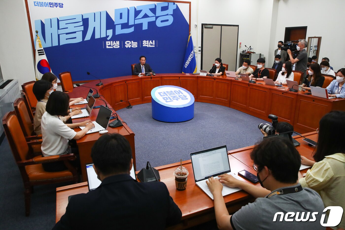 본문 이미지 - 우상호 더불어민주당 비상대책위원장이 26일 서울 여의도 국회에서 열린 기자간담회에서 발언하고 있다. (공동취재) 2022.6.26/뉴스1 ⓒ News1 허경 기자