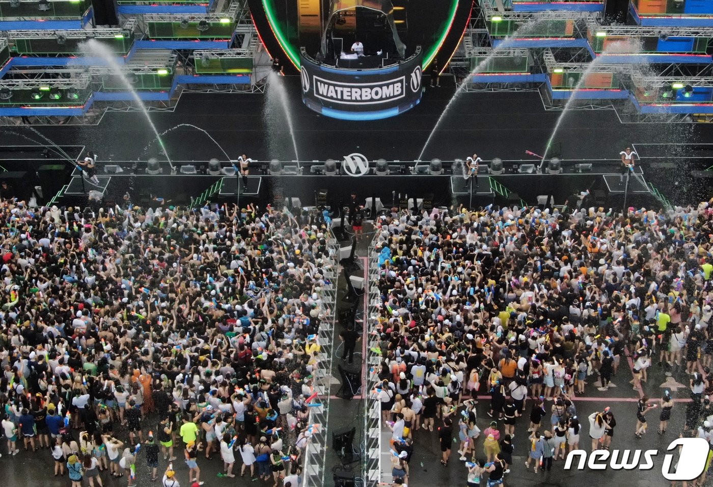 본문 이미지 - 서울 잠실종합운동장 특설무대에서 열린 '워터밤 서울 2022'에서 관람객들이 축제를 즐기고 있다. 2022.6.26/뉴스1 ⓒ News1 