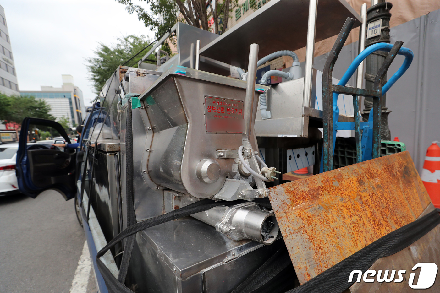 (서울=뉴스1) 황기선 기자 = 26일 오후 서울 중구 을지면옥 앞에 영업을 종료하고 사용했던 냉면 반죽기계 등 집기류가 화물차에 실려져 있다.37년간 서울 을지로에서 영업해온 평 …