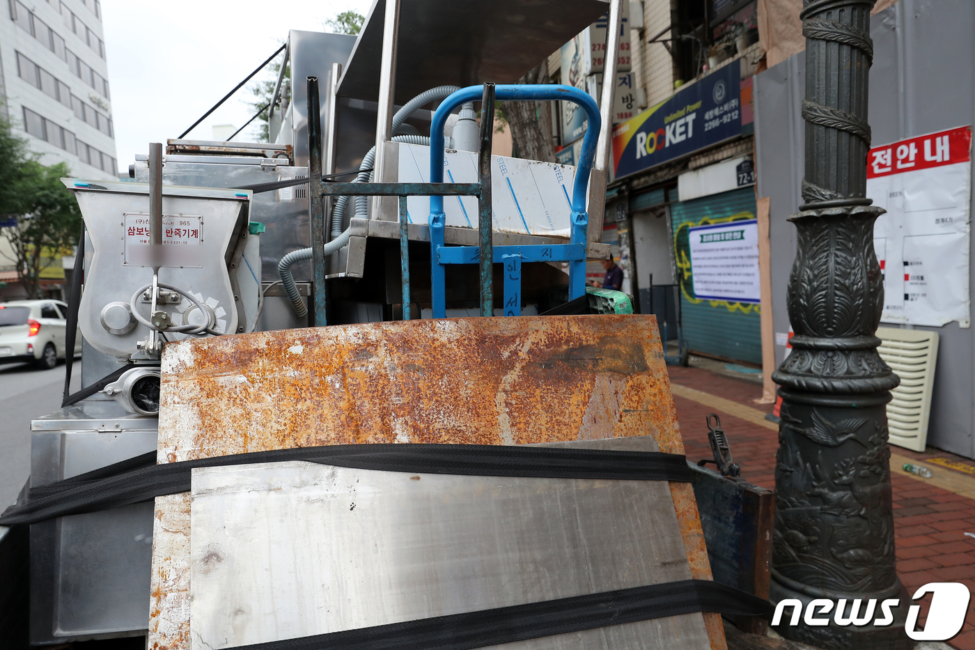 (서울=뉴스1) 황기선 기자 = 26일 오후 서울 중구 을지면옥 앞에 영업을 종료하고 사용했던 냉면 반죽기계 등 집기류가 화물차에 실려져 있다. 37년간 서울 을지로에서 영업해온 …