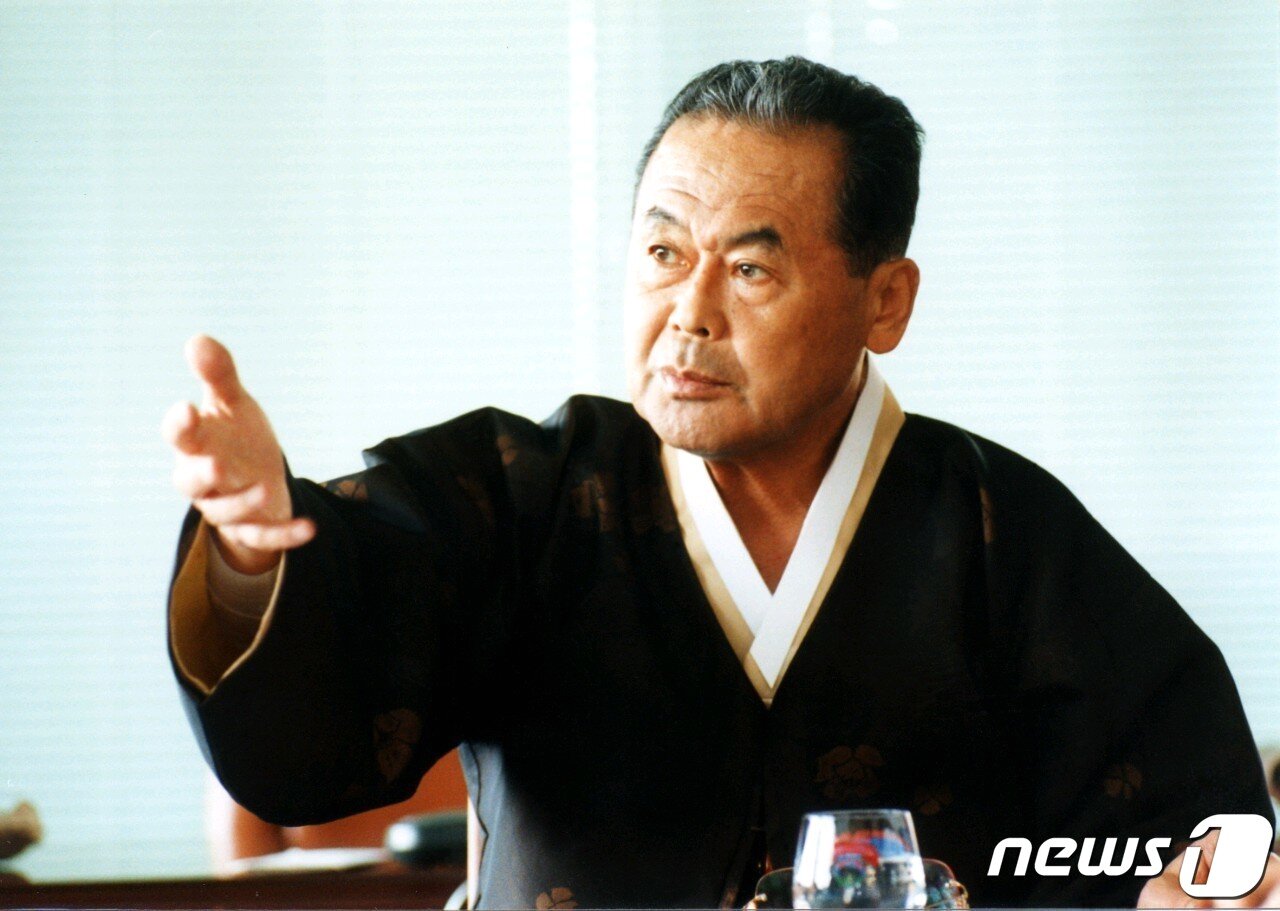 본문 이미지 - 민족사관고등학교(이하 민사고)를 설립한 최명재 설립자가 26일 5시 20분에 향년 95세로 별세했다. 1927년 전라북도 만경면 화포리에서 태어난 최 설립자는 1960년대에 직접 운수업(성진운수)을 일으키면서 기업인으로 첫발을 내디뎠다. 이후 낙농업에 뛰어들어 1987년 강원도 횡성에서 파스퇴르유업을 창립했다. 최 설립자는 파스퇴르가 업계에서 자리 잡자 비로소 오랜 숙원이던 학교 설립 추진해 1996년 파스퇴르유업 공장 옆 38만 5000평 부지에 민족주체성 교육을 표방하는 민사고를 개교했다. 장례는 26일 서울아산병원에서 학교장으로 치러지고, 영결식은 28일 오전 9시 민족사관고등학교에서 거행된다. (민족사관고등학교 제공) 2022.6.26/뉴스1