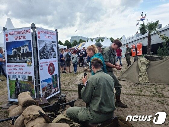 6.25 한국전쟁에 오천명 이상의 병력을 파견했던 네덜란드는 이 날 재향군인의 날 행사에 한국 전쟁의 비극을 담은 여러 자료를 전시하였다. © 차현정