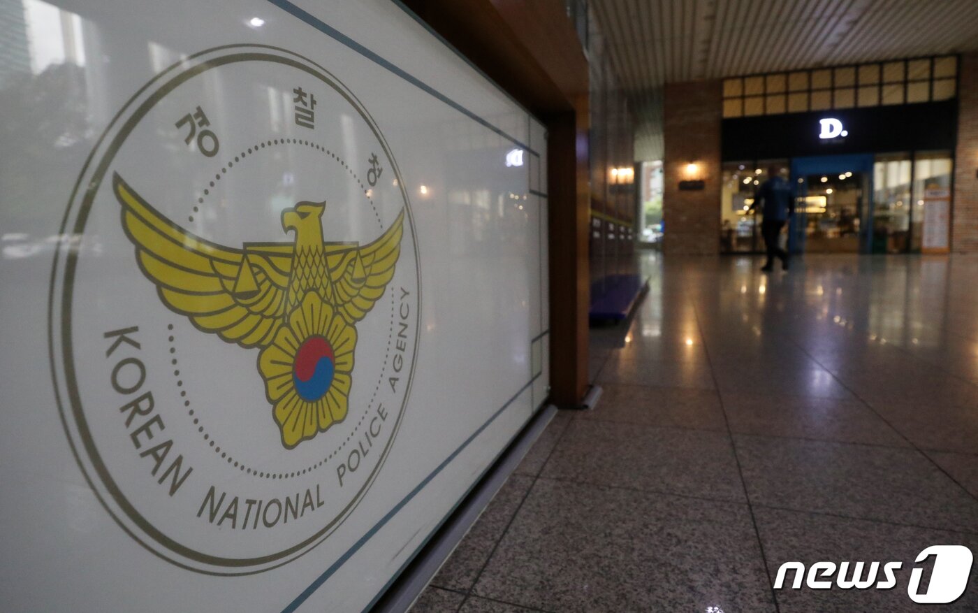 본문 이미지 - 김창룡 경찰청장이 27일 사의를 표명했다. 김 청장의 사의 표명은 최근 행정안전부 제도개선 자문위원회가 발표한 경찰 통제 권고안에 대한 조직 내부 반발을 수습하기 위한 차원으로 보인다. 경찰은 최근 치안감 인사 번복 문제로 윤석열 대통령이 ‘국기문란’이라며 질책하기도 했다. 김 청장의 임기는 다음 달 23일 만료될 예정이었다. 사진은 27일 오전 서울 서대문구 경찰청의 모습. 2022..6.27/뉴스1 ⓒ News1 김진환 기자