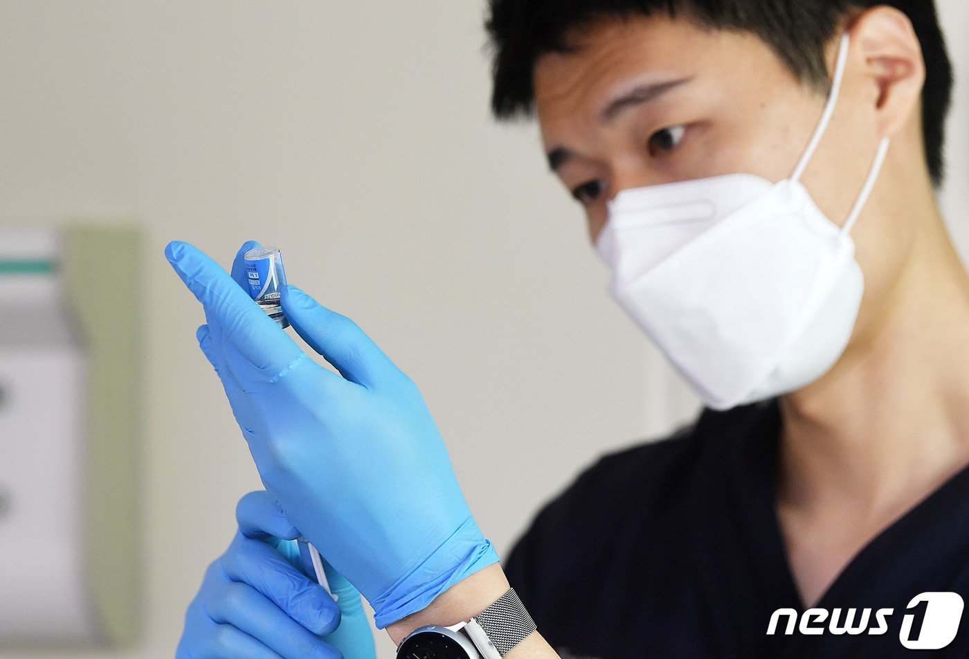 본문 이미지 - 27일 서울 중구 국립중앙의료원에서 한 의료진이 동결건조된 원숭이두창 백신과 혼합할 첨부용제를 주사기를 이용해 빼내고 있다. &#40;공동취재&#41; 2022.6.27/뉴스1 ⓒ News1 황기선 기자