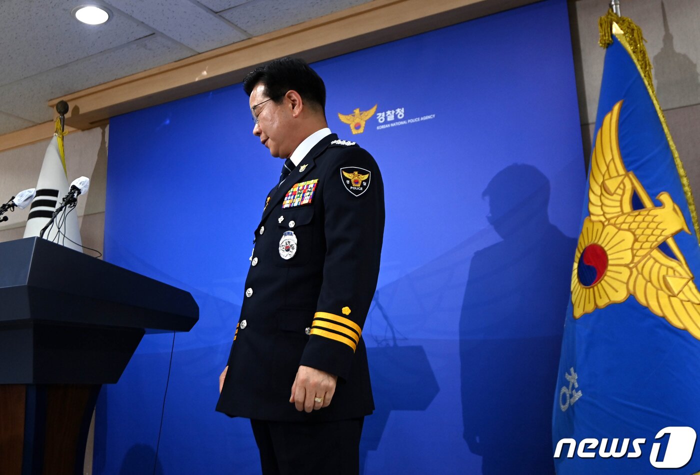 본문 이미지 - 임기를 한 달여 남기고 사의를 표명한 김창룡 경찰청장이 27일 오전 서울 서대문구 경찰청에서 입장을 밝히기 위해 브리핑룸으로 들어서고 있다. (공동취재) 2022.6.27/뉴스1 ⓒ News1 민경석 기자