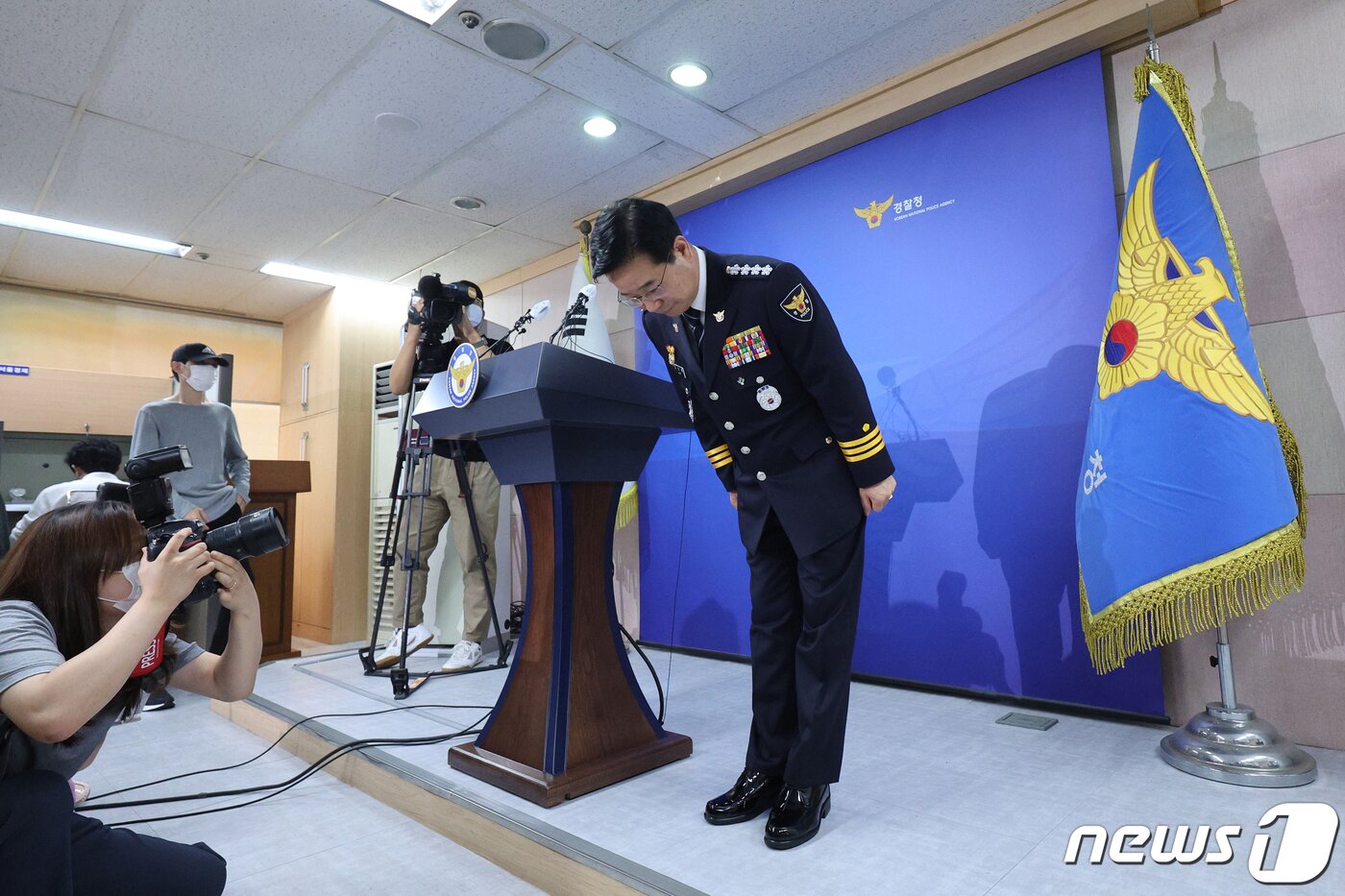 본문 이미지 - 임기를 한 달여 남기고 사의를 표명한 김창룡 경찰청장이 27일 오전 서울 서대문구 경찰청 브리핑룸에서 입장을 밝힌 뒤 브리핑룸을 나서고 있다.(공동취재) 2022.6.27/뉴스1 ⓒ News1 민경석 기자