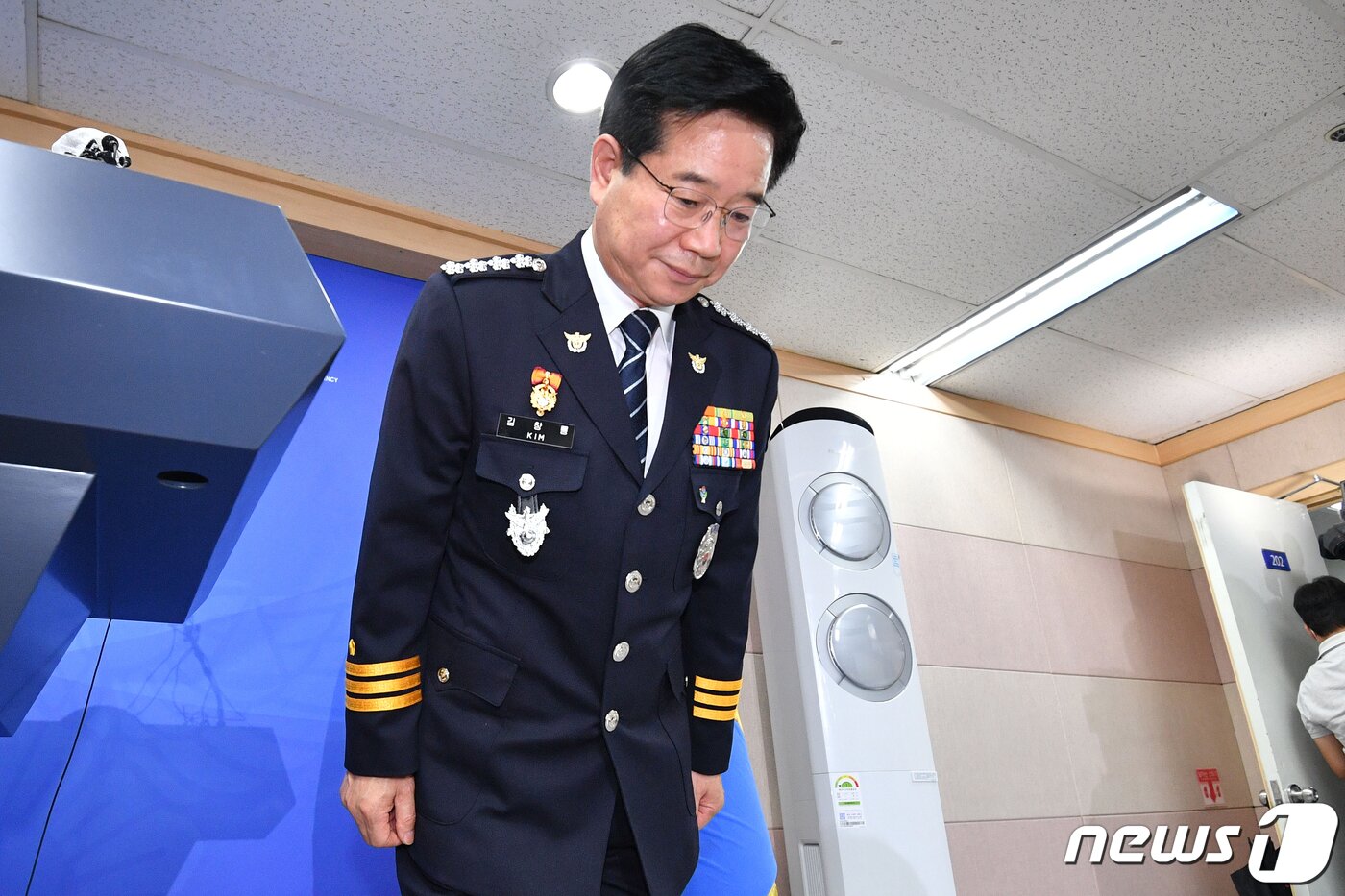 본문 이미지 - 임기를 한 달여 남기고 사의를 표명한 김창룡 경찰청장이 27일 서울 서대문구 경찰청 브리핑룸에서 입장을 밝히기 앞서 고개 숙여 인사하고 있다.(공동취재) 2022.6.27/뉴스1 ⓒ News1 민경석 기자