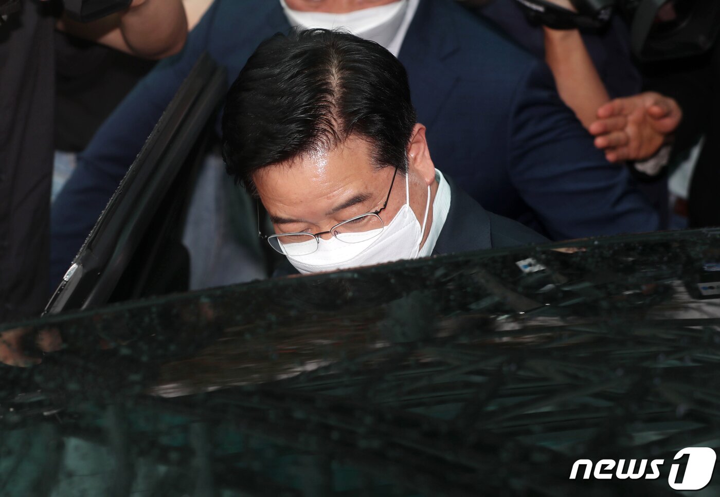 본문 이미지 - 임기를 한 달여 남기고 사의를 표명한 김창룡 경찰청장이 27일 서울 서대문구 경찰청에서 사퇴 입장을 밝힌 뒤 청사를 떠나고 있다. 김 청장은 최근 행정안전부의 경찰 통제안 발표에 따른 조직 내부 반발과 치안감 인사 번복 사태에 따른 윤석열 대통령의 질책 등을 수습하기 위해 사의를 표명했다.(공동취재) 2022.6.27/뉴스1 ⓒ News1 민경석 기자