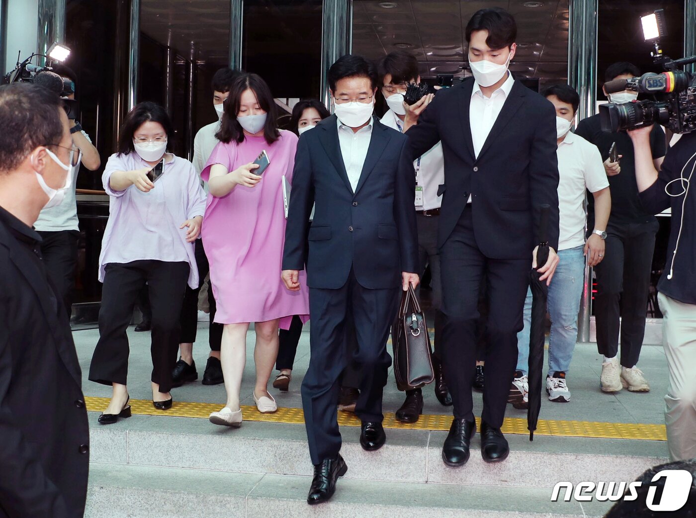본문 이미지 - 임기를 한 달여 남기고 사의를 표명한 김창룡 경찰청장이 27일 서울 서대문구 경찰청에서 사퇴 입장을 밝힌 뒤 청사를 떠나고 있다. 김 청장은 최근 행정안전부의 경찰 통제안 발표에 따른 조직 내부 반발과 치안감 인사 번복 사태에 따른 윤석열 대통령의 질책 등을 수습하기 위해 사의를 표명했다.(공동취재) 2022.6.27/뉴스1 ⓒ News1 민경석 기자