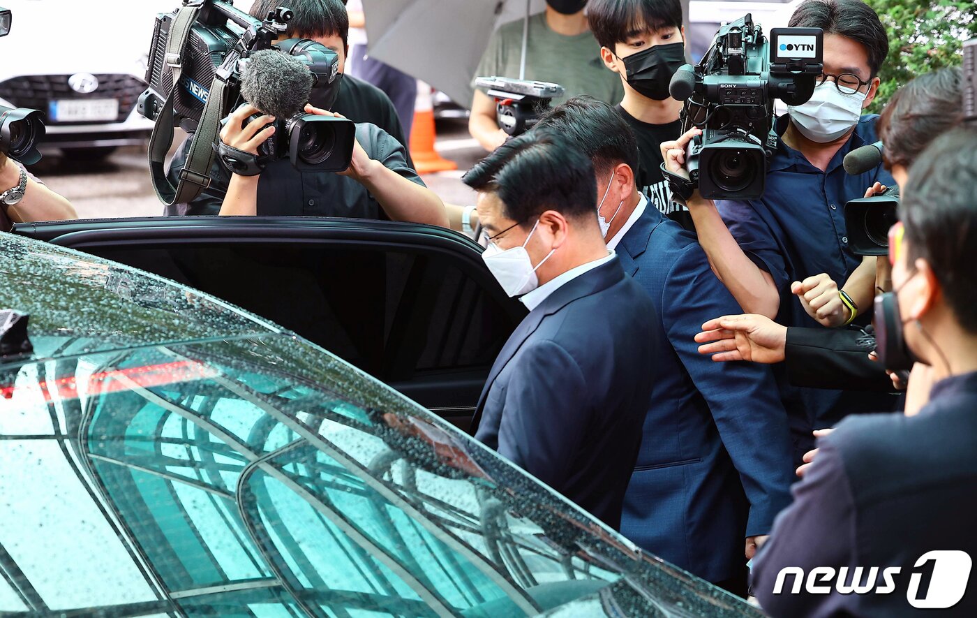 본문 이미지 - 임기를 한 달여 남기고 사의를 표명한 김창룡 경찰청장이 27일 서울 서대문구 경찰청에서 사퇴 입장을 밝힌 뒤 청사를 떠나고 있다. (공동취재) 2022.6.27/뉴스1 ⓒ News1 민경석 기자
