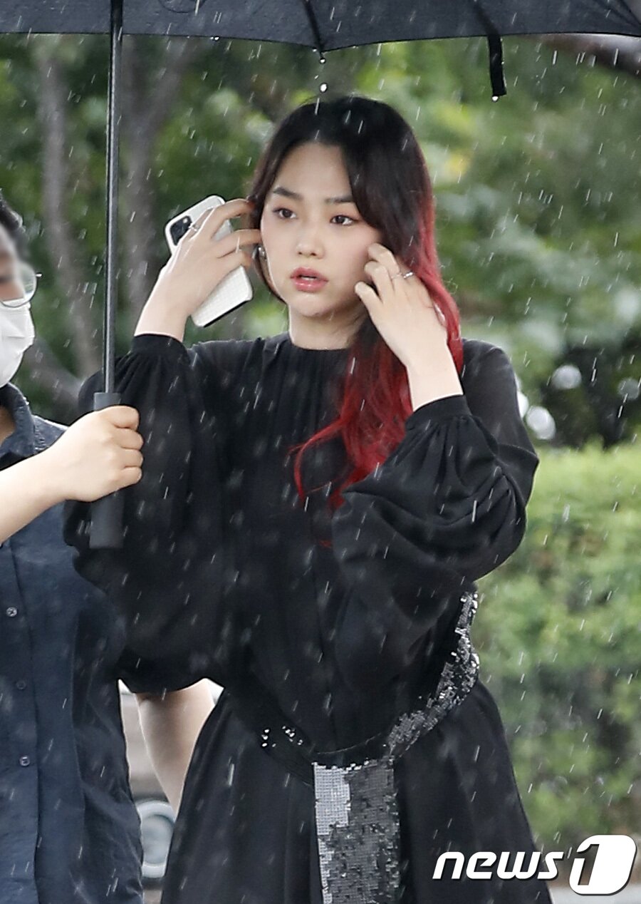 본문 이미지 - 구구단 전 멤버 강미나가 장맛비가 내리는 27일 오후 서울 영등포구 여의도동 KBS 별관에서 진행된 드라마 '미남당' 제작발표회에 참석하고 있다.  ⓒ News1 권현진 기자