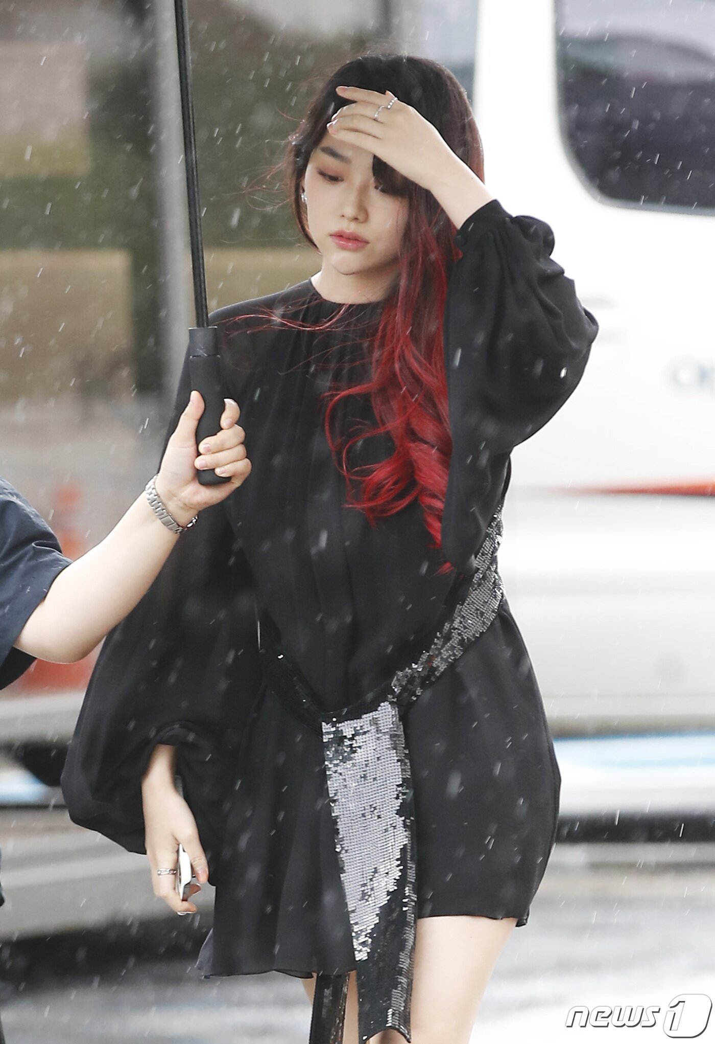 본문 이미지 - 구구단 전 멤버 강미나가 27일 오후 서울 영등포구 여의도동 KBS 별관에서 진행된 드라마 '미남당' 제작발표회에 참석하기 위해 방송국으로 들어서고 있다. ⓒ News1 권현진 기자