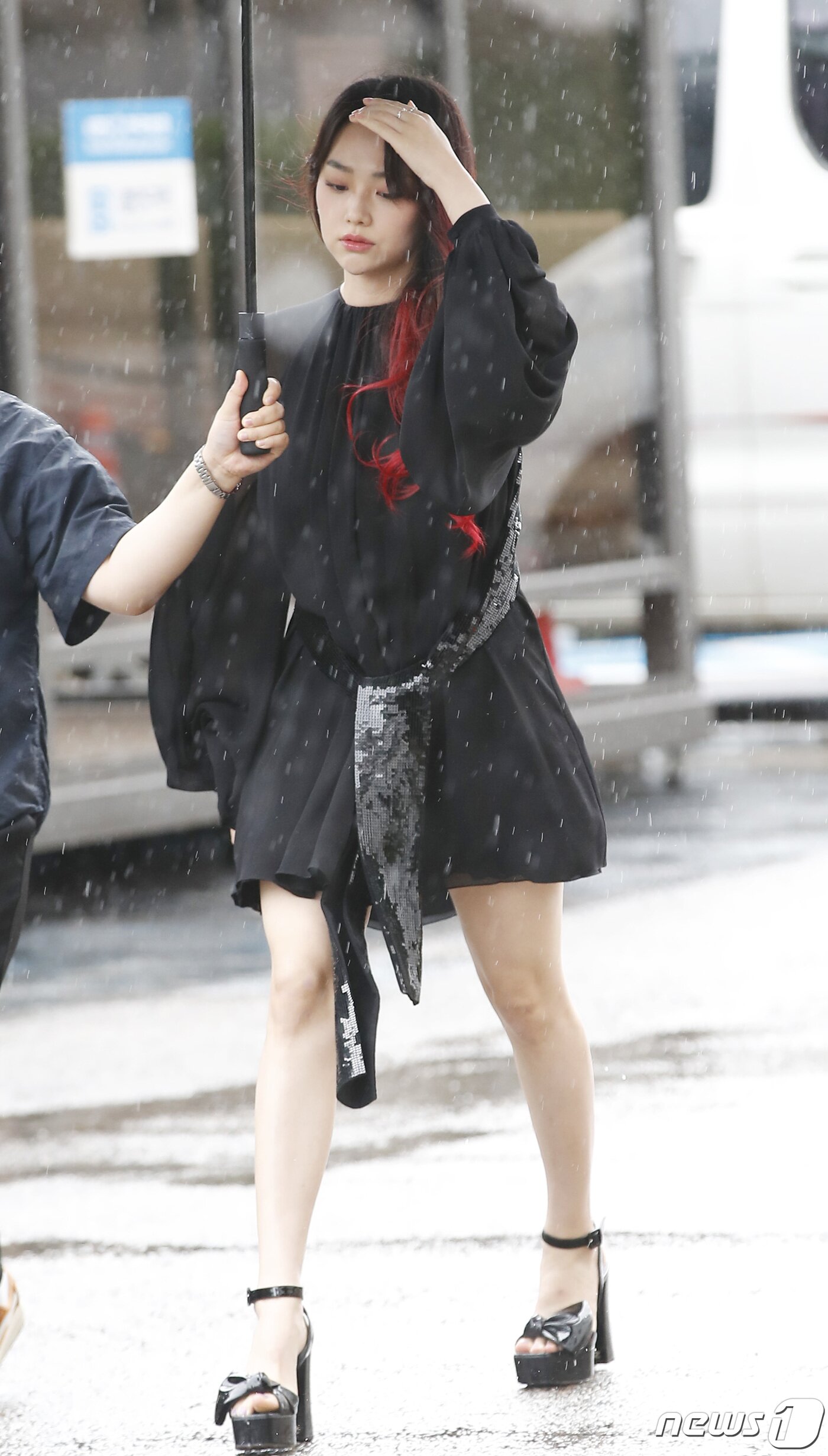 본문 이미지 - 구구단 전 멤버 강미나가 27일 오후 서울 영등포구 여의도동 KBS 별관에서 진행된 드라마 '미남당' 제작발표회에 참석하기 위해 방송국으로 들어서고 있다. ⓒ News1 권현진 기자