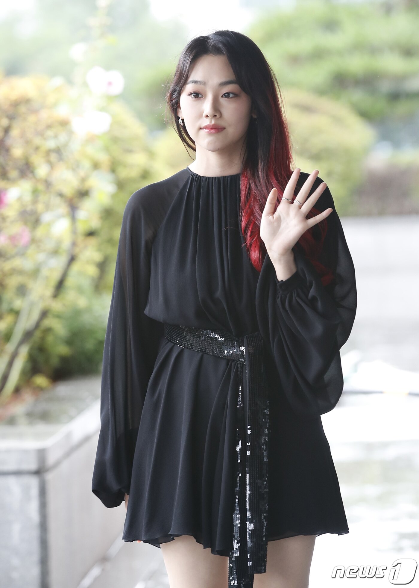 본문 이미지 - 구구단 전 멤버 강미나가 27일 오후 서울 영등포구 여의도동 KBS 별관에서 진행된 드라마 '미남당' 제작발표회에 도착해 인사를 하고 있다. ⓒ News1 권현진 기자